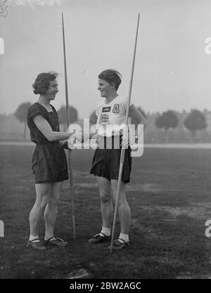 Les jeunes filles Javelin se disputent la dernière place dans l'équipe anglaise aux Jeux Empire. Mlle Gladys Iunn et Mlle K Connal, la détentrice du disque britannique, ont participé à un procès de lancement de javelot sur le terrain de loisirs de Paddington pour décider qui sera le neuvième membre de l'équipe anglaise aux Jeux de l'Empire des femmes à Sydney, en Australie, en avril et mai prochains. Bien que le résultat n'ait pas encore été élaboré, officiellement, Mlle Iunn est considérée comme la gagnante du procès. Photos, Mlle Gladys Lunn (à gauche), se serrer la main avec Mlle K Connal au procès. 16 octobre 1937 Banque D'Images