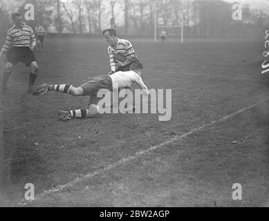 Le jeune prince Obolensky, maintenant je suis privé, joue pour l'équipe de rugby de l'armée. Royal Fusiliers No 6459771, Prince Theodore Obolensky, frère cadet du rugby international anglais, a joué pour une équipe de l'armée lors d'un match de rugby contre St Bartholomew à Chislehurst, Kent. (Chemise blanche). Il est un joueur prometteur. Theodore a 18 ans et s'est inscrit pendant sept ans et cinq ans dans la réserve. 3 novembre 1937 Banque D'Images