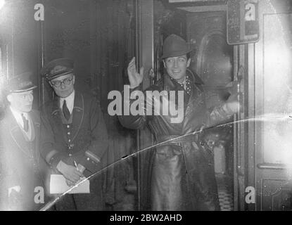 Robert Taylor, au revoir, quitte Londres pour l'Amérique. Robert Taylor, l'acteur américain, qui travaille dans le film britannique 'A Yank at Oxford', a quitté la gare de Waterloo sur le train de bateau 'Queen Mary' pour rentrer chez lui. 8 décembre 1937 Banque D'Images