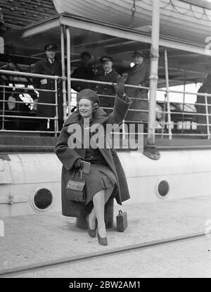 Anna Neagle de retour en Angleterre pour jouer à 'Peter Pan' à Londres. Anna Neagle, l'actrice britannique, est arrivée à Southampton sur le paquebot 'Normandie' à son retour d'Amérique. Elle jouera le rôle principal dans 'Peter Pan', la pièce de Noël, qui sera mise en scène au London Palladium pour les matinés seulement. 29 novembre 1937 Banque D'Images