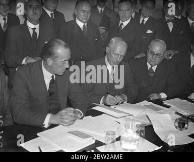 Fonds de pension pour anciens officiers de la marine marchande officiellement établi à Londres. La caisse de retraite des officiers de la marine marchande a été officiellement établie lorsque l'acte de fiducie a été signé à une réunion des comités des officiers de navigation et d'ingénieur du Conseil maritime national aux bureaux des conseils, Bevis Marks. Le fonds est le plus grand de ce genre en Grande-Bretagne. En vertu de cette mesure, entre 20,000 et 25,000 officiers des navires marchands britanniques deviennent admissibles aux pensions. Photos, M. AB Cely, Président des comités des officiers de navigation et d'ingénieurs du Conseil maritime national, signant le Trust Deed, WIT Banque D'Images