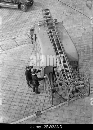 Le premier moteur d'incendie à double usage fermé de la Brigade des pompiers de Londres. Le premier appareil de lutte contre les incendies à double usage fermé vient d'être mis en service au quartier général de la brigade des pompiers de Londres, sur le remblai Albert. Sur cet appareil, un espace couvert est prévu pour un équipage de cinq personnes et tous les futurs appareils à double usage seront équipés de corps fermés. Le nouvel appareil transporte une évacuation en acier de 50 pieds, la première évacuation en acier de la brigade des pompiers de Londres. Le conducteur peut rapidement libérer l'échappement de l'intérieur. En plus de l'évasion, il y a une Stansa Banque D'Images