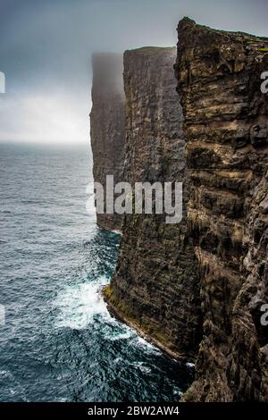 falaises immenses des îles féroer Banque D'Images