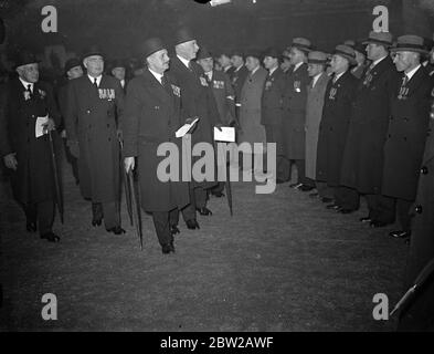 Ministre de guerre au service d'armistice des anciens militaires juifs. Le comte d'Athlone et M. Leslie Hore Belisha, ministre de la guerre, ont procédé à l'inspection lorsqu'ils ont assisté aujourd'hui au service d'armistice des anciens militaires juifs sur la parade des gardes à cheval, Londres (dimanche d'armistice). 7 novembre 1937 Banque D'Images