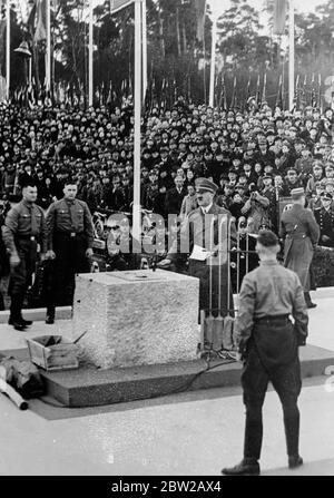 Hitler pose la pierre de fondation de la nouvelle école de défense technique, première étape dans la reconstruction de Berlin. Le chancelier Hitler a signifié la première étape dans la mise en œuvre de son projet de reconstruction de Berlin quand il a posé la pierre de fondation de la nouvelle Faculté technique de la Défense de la High School technique. Des expositions de photos, le chancelier Hitler livrant les trois coups de marteau sur la pierre de fondation. 29. Novembre 1937 Banque D'Images
