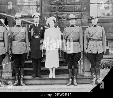 Les adieux royaux au Canada : le roi et la reine avec les quatre membres de la police montée canadienne qui étaient à leurs gardes du corps personnels pendant la tournée canadienne. 22 juin 1939 Banque D'Images