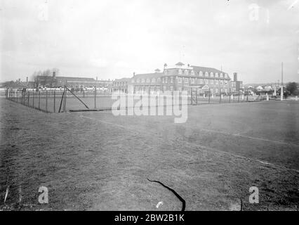 Le nouveau collège de formation de la police métropolitaine de Hendon est maintenant presque prêt pour ses premiers étudiants. Le collège qui sera ouvert par le Prince de Galles le mois prochain sera la plus belle école de formation policière au monde. 25 avril 1934 Banque D'Images