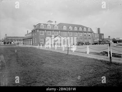 Le nouveau collège de formation de la police métropolitaine de Hendon est maintenant presque prêt pour ses premiers étudiants. Le collège qui sera ouvert par le Prince de Galles le mois prochain sera la plus belle école de formation policière au monde. 25 avril 1934 Banque D'Images