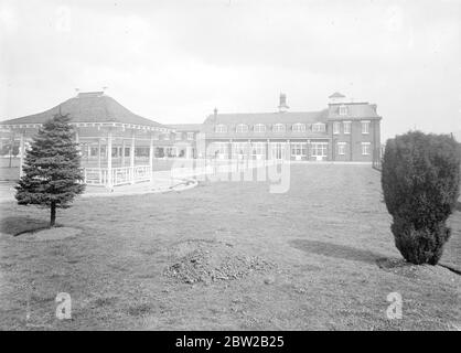 Le nouveau collège de formation de la police métropolitaine de Hendon est maintenant presque prêt pour ses premiers étudiants. Le collège qui sera ouvert par le Prince de Galles le mois prochain sera la plus belle école de formation policière au monde. 25 avril 1934 Banque D'Images