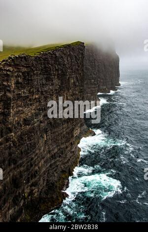 falaises immenses des îles féroer Banque D'Images