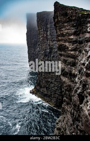 falaises immenses des îles féroer Banque D'Images