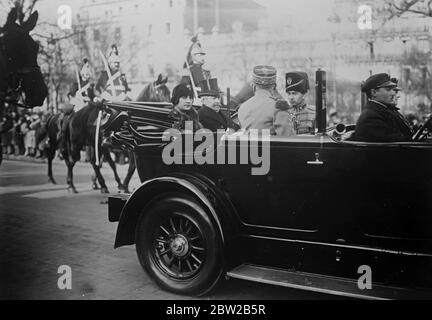 Paris charmé par la Reine d'Afghanistan. La Reine d'Afghanistan, en voiture à Paris avec M Briand. 26 janvier 1928 Banque D'Images