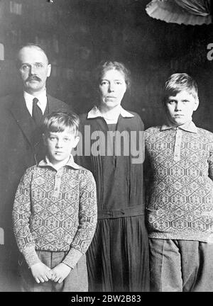 La Grande duchesse Olga Alexandrovna de Russie et son mari, le capitaine Nicholas Alexandrovitch Koulikovski avec leurs enfants, Tichon et Giroj Koulikovski [fille de l'empereur Alexandre III de Russie et sœur de Tsar Nicholas II] Juin 1933 Banque D'Images