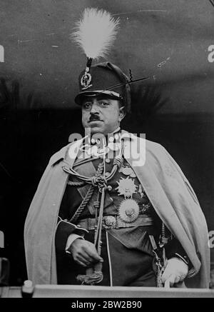 Roi Amanullah comme général afghan. Une photographie frappante, prise à Paris, du roi Aranullah portant le manteau gris et l'uniforme scarlet d'un général afghan. 26 janvier 1928 Banque D'Images