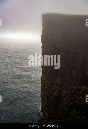 falaises immenses des îles féroer Banque D'Images