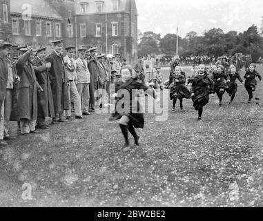 Des soldats écossais blessés ont été divertis à l'école royale de Caledonian, à Bushey. 1914 - 1918 Banque D'Images