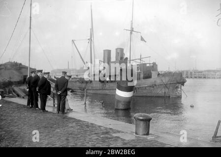 Nettoyage des bateaux immergés à Ostende. 22 novembre 1918 Banque D'Images