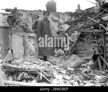 RAID aérien de Kings Lynn. Soldats à la recherche dans les ruines de Albert Road. 1914-1918 Banque D'Images
