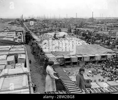 Immense dépôt de récupération où des milliers de tonnes de récupération précieuse arrivent des champs de bataille pour être triés et envoyés à diverses parties du pays pour re - fabrication dans de nouveaux matériaux de guerre. Vue montrant un train le long d'un coin du dépotoir. 10 mai 1918 Banque D'Images