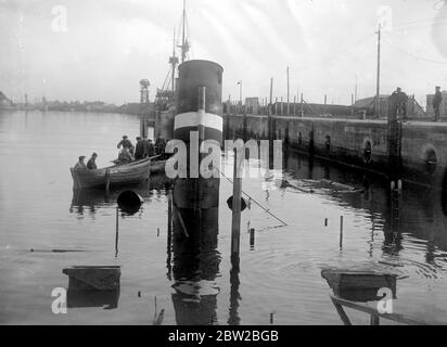 Nettoyage des bateaux immergés à Ostende. 22 novembre 1918 Banque D'Images