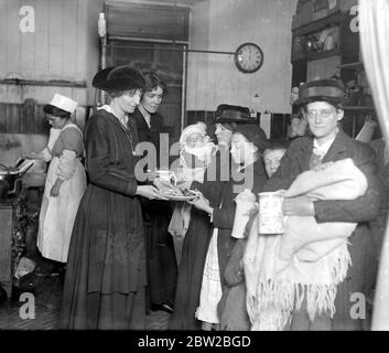 Lady Muriel Paget. Société les femmes aident dans les cuisines invalides. Ces cuisines ont été fondées pour fournir quotidiennement une alimentation appropriée aux travailleurs invalides et convalescents - chaque bénéficiaire doit payer pour tous les repas fournis, la charge, dans certains cas étant aussi bas qu'un penny ou une double, selon les salaires gagnés capacité de la famille servie. Lady Muriel Paget distribue du poulet à certains des habitants qui ont été dans les explosions récentes dans l'est. 28 février 1917 Banque D'Images