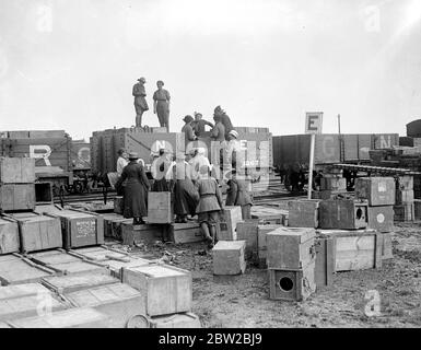 Immense dépôt de récupération où des milliers de tonnes de récupération précieuse arrivent des champs de bataille pour être triés et envoyés à diverses parties du pays pour re - fabrication dans de nouveaux matériaux de guerre. Chargement des wagons de chemin de fer. 10 mai 1918 Banque D'Images