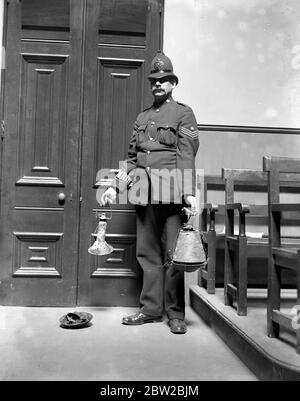 RAID aérien d'Ipswich. Policiers avec deux bombes incendiaires. 1914-1918 Banque D'Images