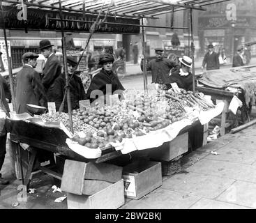 La cabine de fruits est prise pour Cassell's. Mai 1917 Banque D'Images