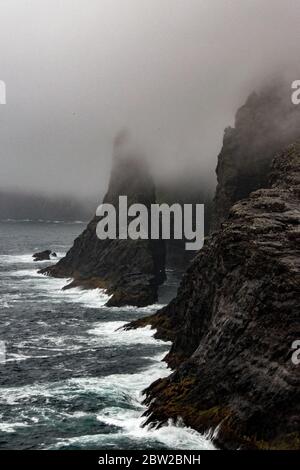 falaises immenses des îles féroer Banque D'Images