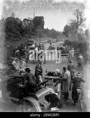 La foule sur la route de Billericay essayant de voir le Zeppelin épaté. 1914 - 1918 Banque D'Images