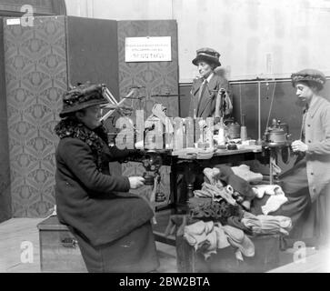 Le corps d'urgence des femmes. Femmes confectionnés des vêtements tricotés. 1914 - 1918 Banque D'Images