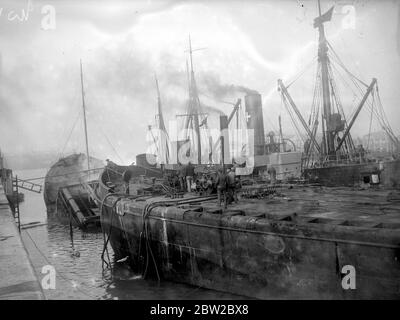 Nettoyage des bateaux immergés à Ostende. 22 novembre 1918 Banque D'Images