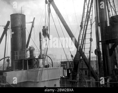 Nettoyage des bateaux immergés à Ostende. 22 novembre 1918 Banque D'Images