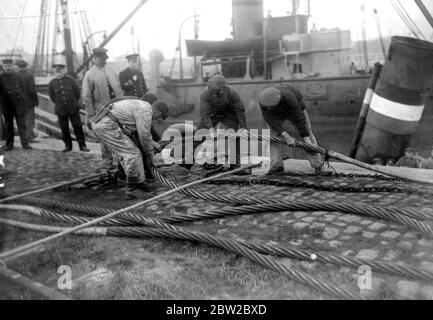 Nettoyage des bateaux immergés à Ostende. 22 novembre 1918 Banque D'Images