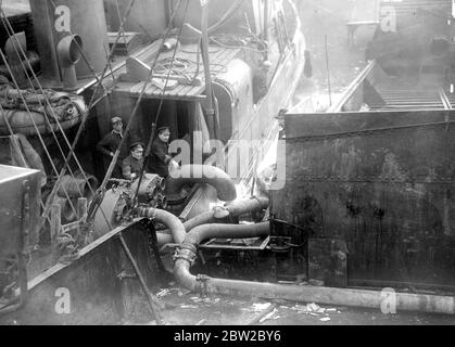 Nettoyage des bateaux immergés à Ostende. 22 novembre 1918 Banque D'Images