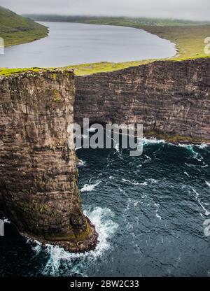 falaises immenses des îles féroer Banque D'Images