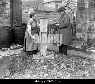 Système de groupe pour les travailleuses agricoles à Stockton, Warwickshire. On demande à toutes les femmes si elles sont prêtes à travailler sur la terre quand tous les hommes travaillent épuisés - si elle consent, elle est mise dans un groupe en fonction de son âge et de ses responsabilités à la maison. Démarchage d'une femme à la pompe de villosités. 1914 - 1918 Banque D'Images