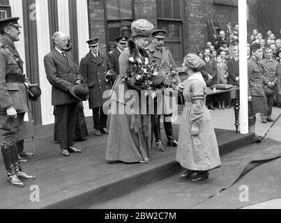 Visite royale à Lincoln. La reine reçoit un bouquet d'une fille de munition. (MM. Robey et Co) 9 avril 1918. Banque D'Images