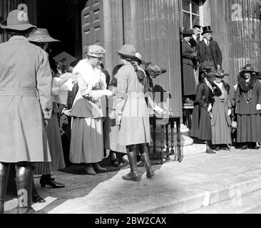 La princesse Mary présente des insignes et des chevrons de service long aux ouvriers de l'immobilier de Cambridge. 23 mars 1918 Banque D'Images
