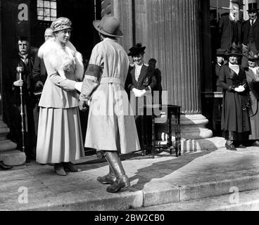 La princesse Mary présente des insignes et des chevrons de service long aux ouvriers de l'immobilier de Cambridge. 23 mars 1918 Banque D'Images