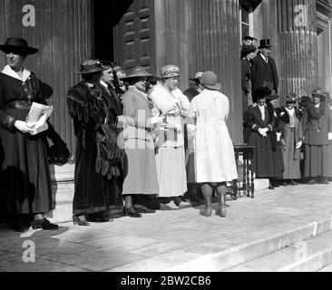 La princesse Mary présente des insignes et des chevrons de service long aux ouvriers de l'immobilier de Cambridge. 23 mars 1918 Banque D'Images
