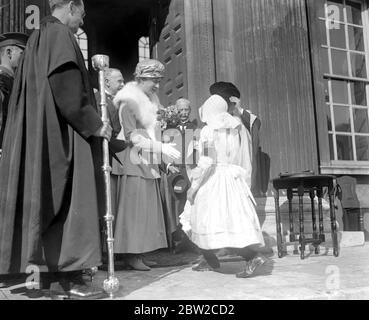 La princesse Mary présente des insignes et des chevrons de service long aux ouvriers de l'immobilier de Cambridge. Un bouquet présenté à la Princesse par Ethel Dearsley, âgé de 13 ans, le plus jeune travailleur foncier du 23 mars 1918 Banque D'Images