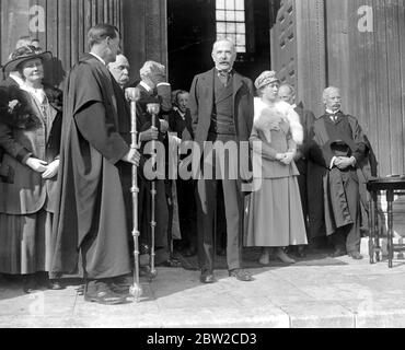 La princesse Mary présente des insignes et des chevrons de service long aux ouvriers de l'immobilier de Cambridge. M. Adeane, Lord Lieutenant de Cambridge, prenant la parole. 23 mars 1918 Banque D'Images