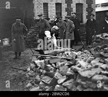 Visite du Prince de Galles dans les centres industriels du Sud du pays de Galles. Regarder un soldat armé seul au travail. 22 février 1918 Banque D'Images