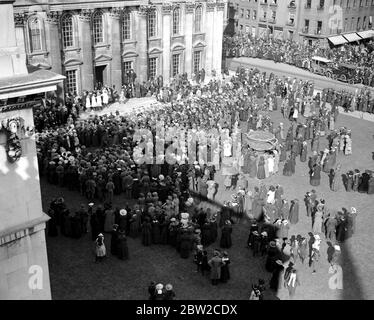 La princesse Mary présente des insignes et des chevrons de service long aux ouvriers de l'immobilier de Cambridge. 23 mars 1918 Banque D'Images