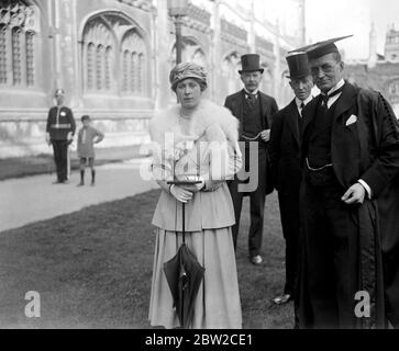 La princesse Mary présente des insignes et des chevrons de service long aux ouvriers de l'immobilier de Cambridge. 23 mars 1918 Banque D'Images