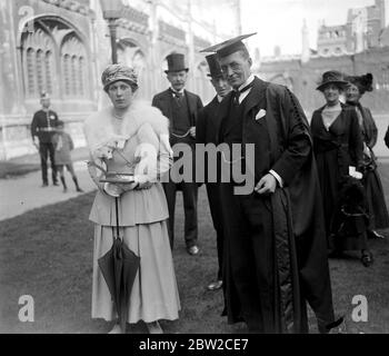 La princesse Mary présente des insignes et des chevrons de service long aux ouvriers de l'immobilier de Cambridge. 23 mars 1918 Banque D'Images