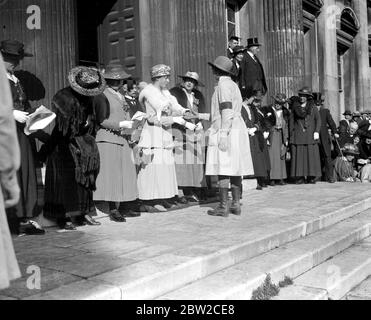 La princesse Mary présente des insignes et des chevrons de service long aux ouvriers de l'immobilier de Cambridge. 23 mars 1918 Banque D'Images