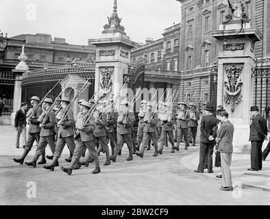 Les gardes portaient des casques d'acier lors de la cérémonie de relève de la garde au palais de Buckingham. 2 septembre 1939 Banque D'Images