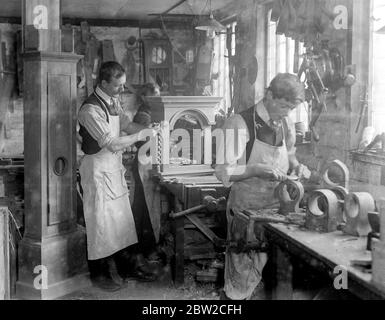 Messieurs Stanton et Hill , une entreprise de cabinets de haute Wycombe , est la seule entreprise anglaise qui fait des caisses d'horloge en bois , un commerce qui a été exclusivement entre les mains des Allemands et des Autrichiens . Leur premier ordre pour mille cas est maintenant en cours d'exécution. Photos ; faire le cas pour une horloge grand-père. Banque D'Images